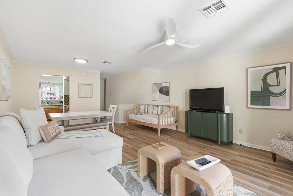 Living room, Photo of the whole room