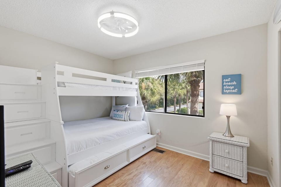 Bed, Photo of the whole room, Bedroom, bunk bed