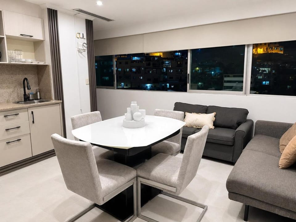 TV and multimedia, Kitchen or kitchenette, Living room, Seating area, Dining area