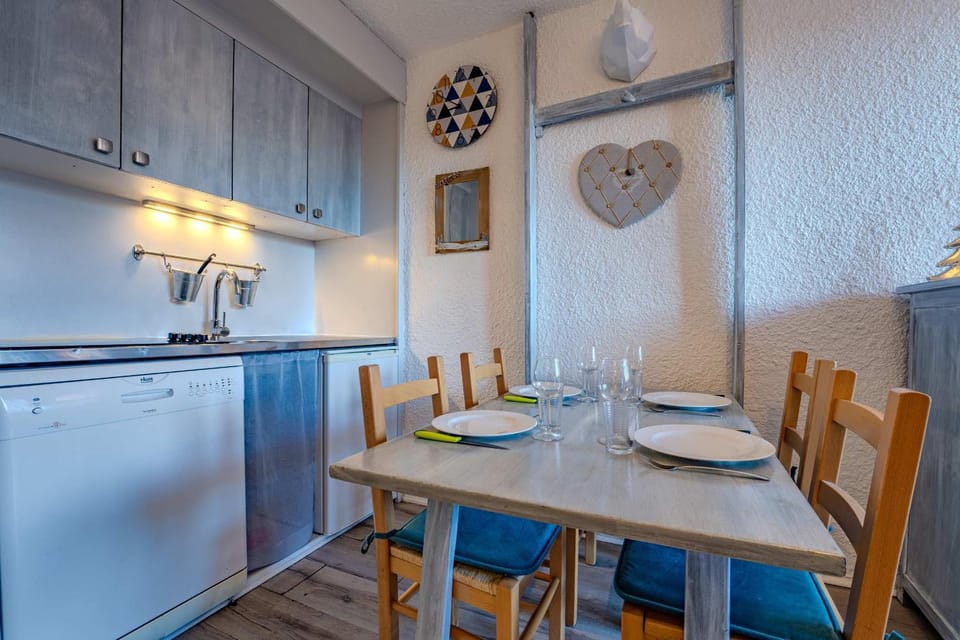 Slopeside Apt w Balcony & Views Apartment in Les Allues