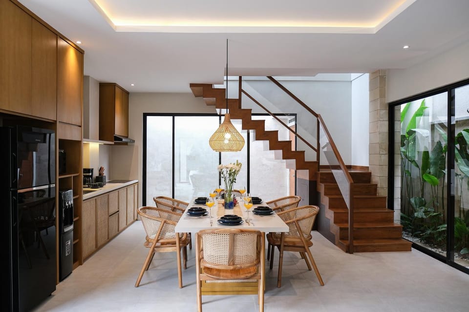 Kitchen or kitchenette, Dining area