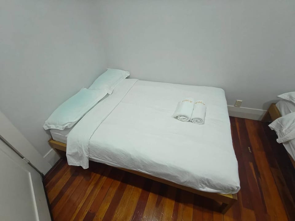 11 Double Beds plus 4 Sofa Beds, Five Bed Rooms Serviced House House in Auckland