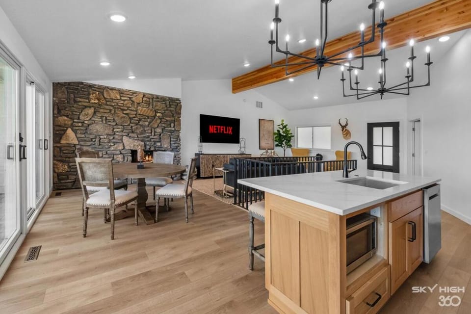 Luxury Beaver Lake Views - 2 Min to Marina and Swim Beach House in Beaver Lake