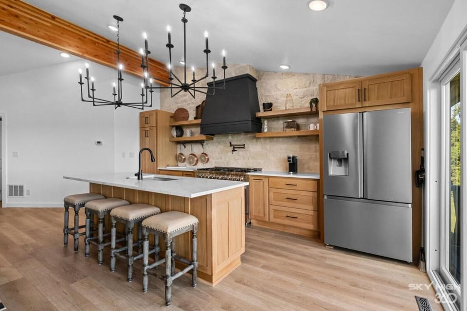 Luxury Beaver Lake Views - 2 Min to Marina and Swim Beach House in Beaver Lake