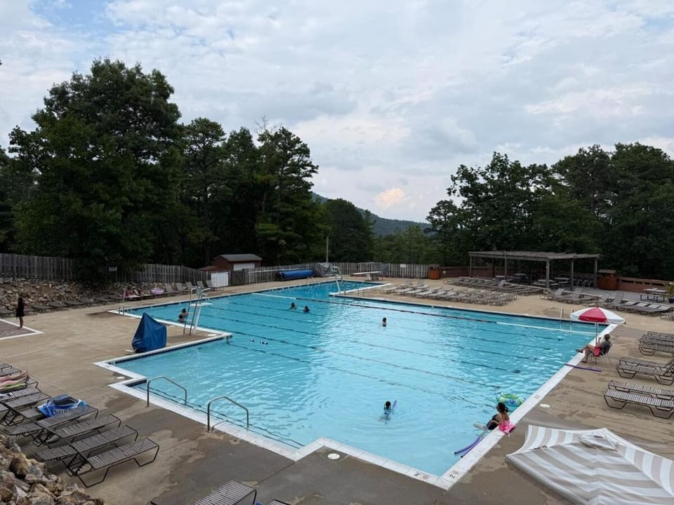 Family Retreat -Theater, Games, FREE Platinum Pool Pass House in Massanutten