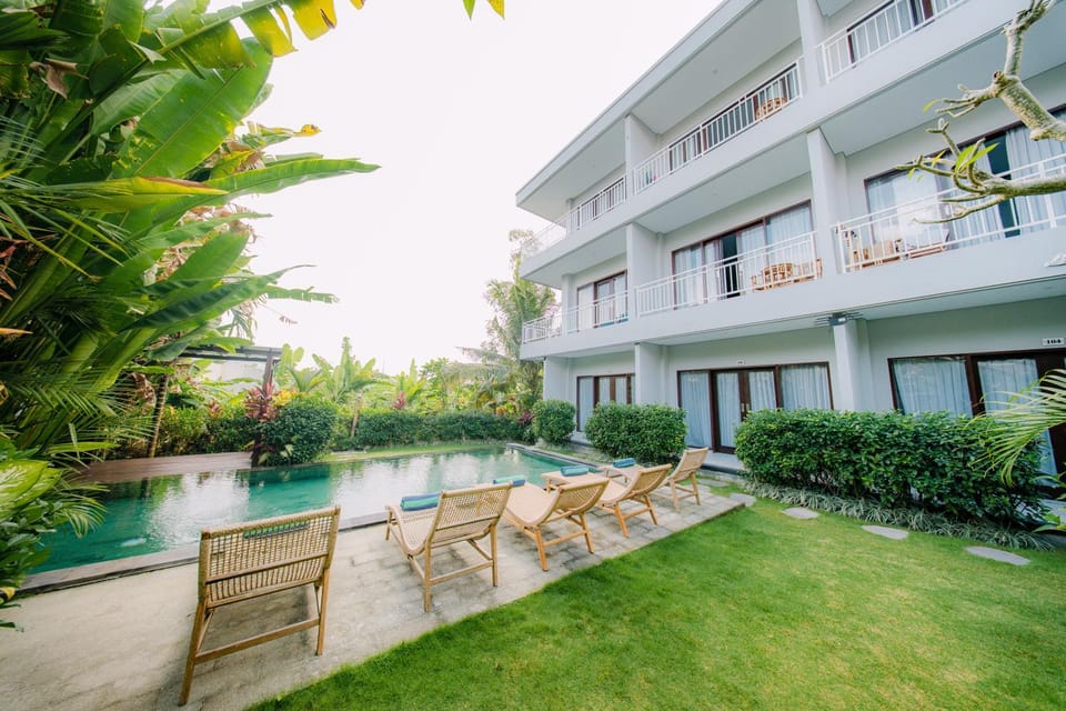 Property building, View (from property/room), Balcony/Terrace, Garden view, Pool view, Swimming pool, sunbed