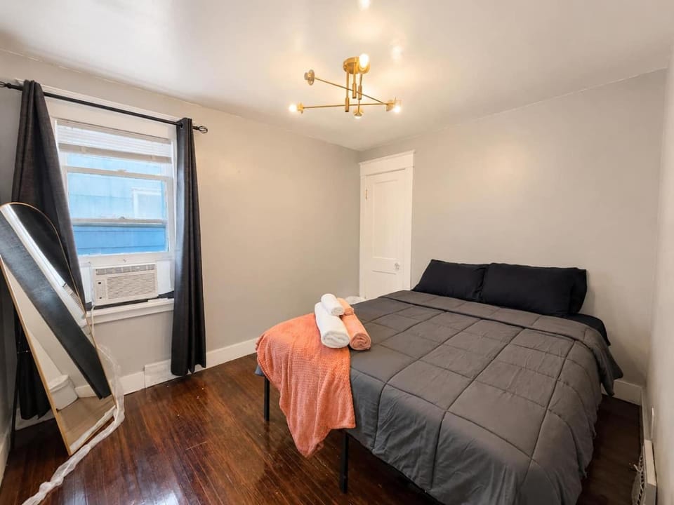 Modern 2BR Free Parking Pet Friendly Apartment in Cheektowaga