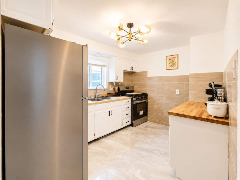 Modern 2BR Free Parking Pet Friendly Apartment in Cheektowaga