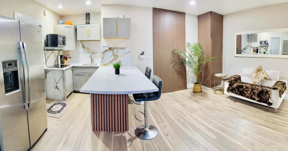 Private Guest House Wi-Fi Private Patio Assigned Parking Near the Strip & Convention Center Apartment in Summerlin