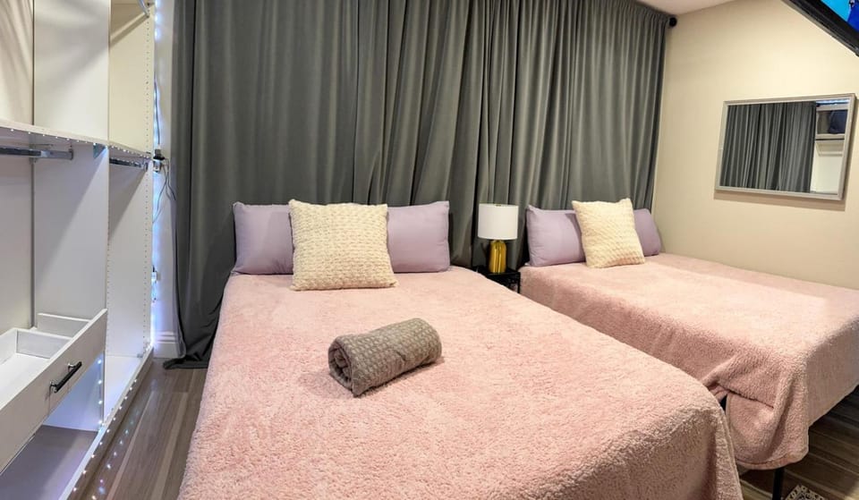 Private Guest House Wi-Fi Private Patio Assigned Parking Near the Strip & Convention Center Apartment in Summerlin