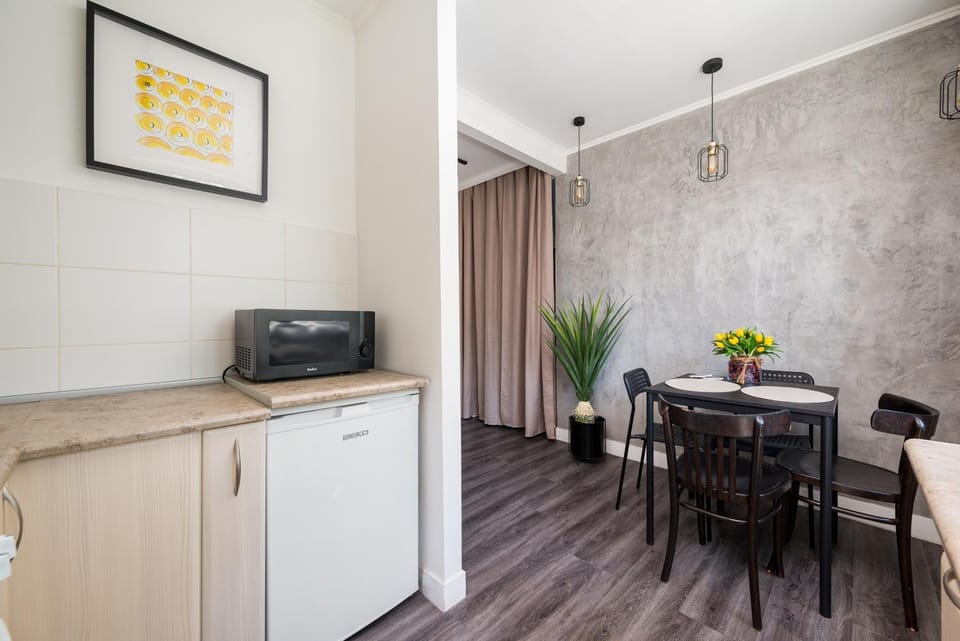 Kitchen or kitchenette, Seating area, Dining area