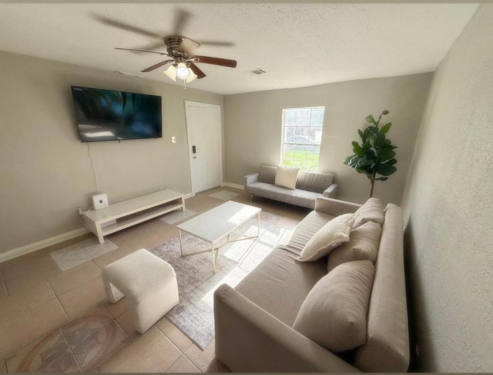 Communal lounge/ TV room, TV and multimedia, Living room, Seating area, Evening entertainment