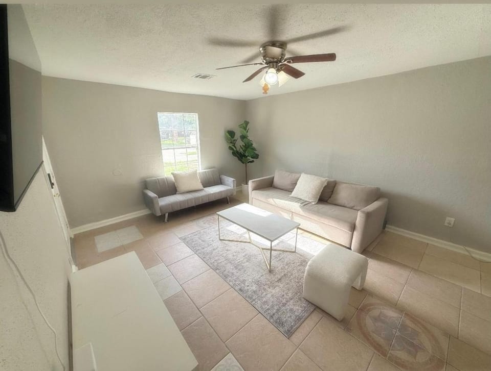 Cozy BR WiFi Free Parking Near IAH-DT Vacation rental in Harris County