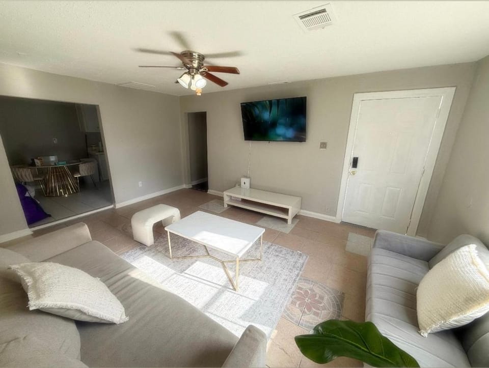 Cozy BR WiFi Free Parking Near IAH-DT Vacation rental in Harris County