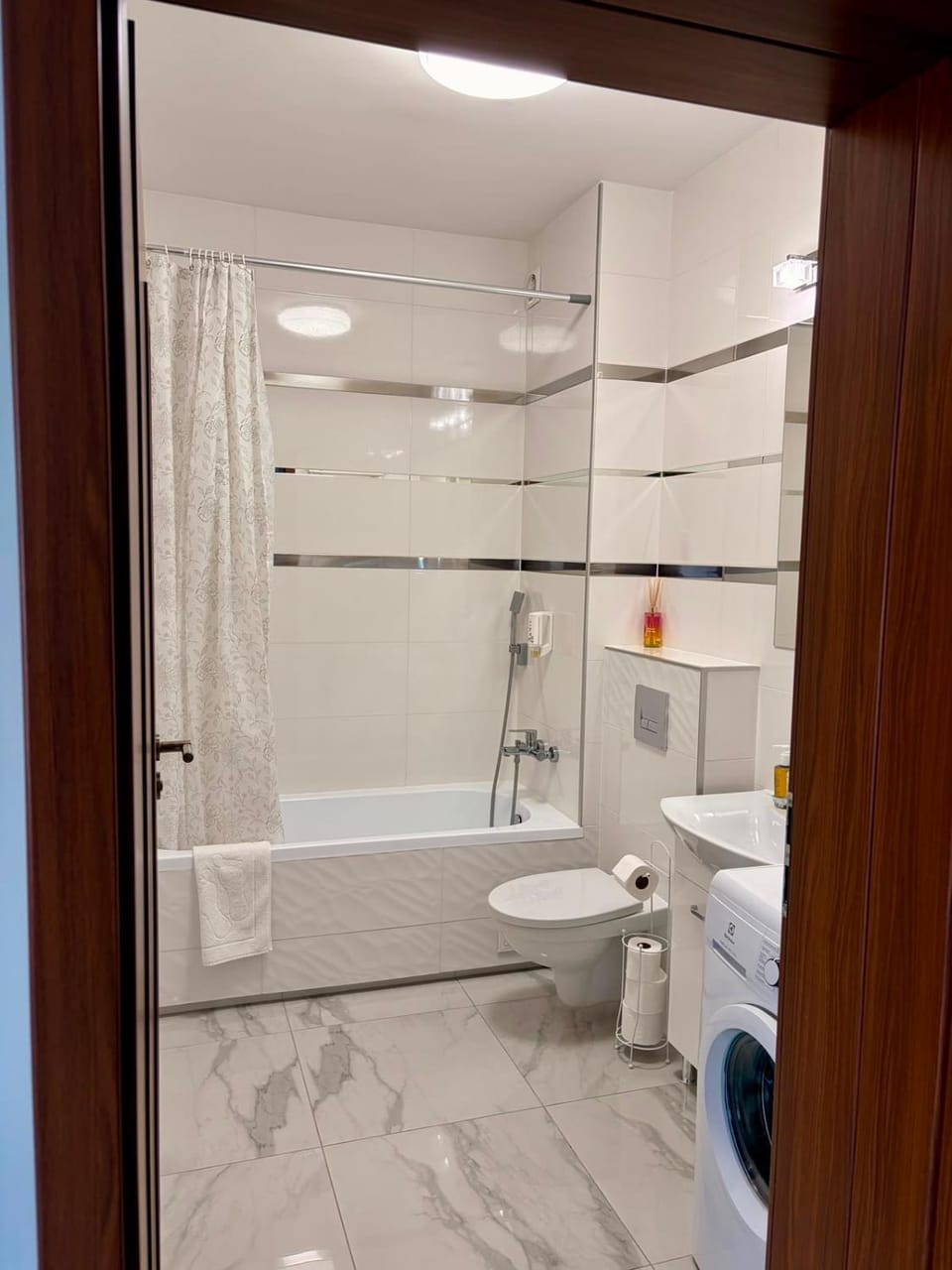 Shower, Toilet, Bathroom, towels