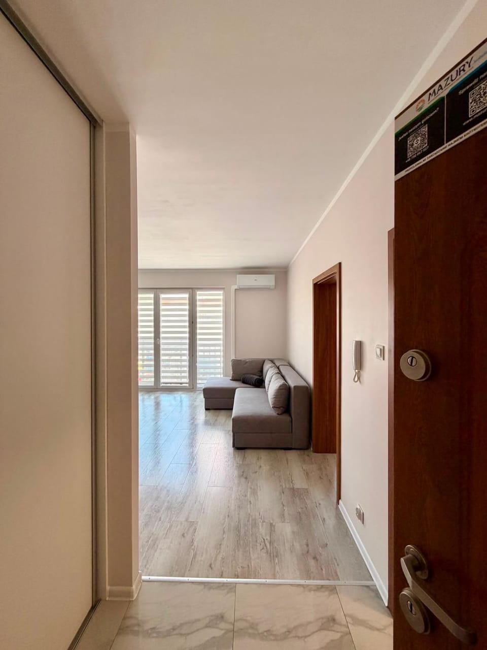 Living room, Photo of the whole room