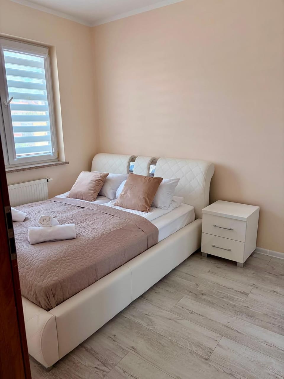 Bed, Bedroom, towels