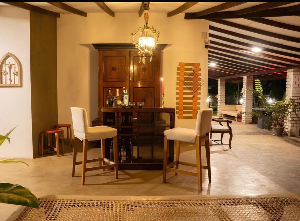 Restaurant/places to eat, Lounge or bar