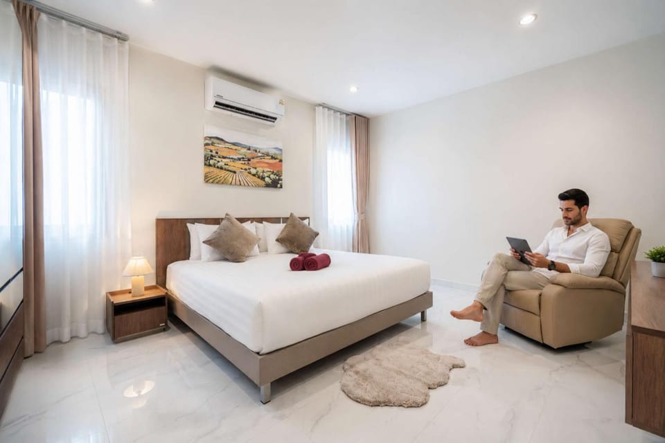 Bed, Seating area, Bedroom, air conditioner