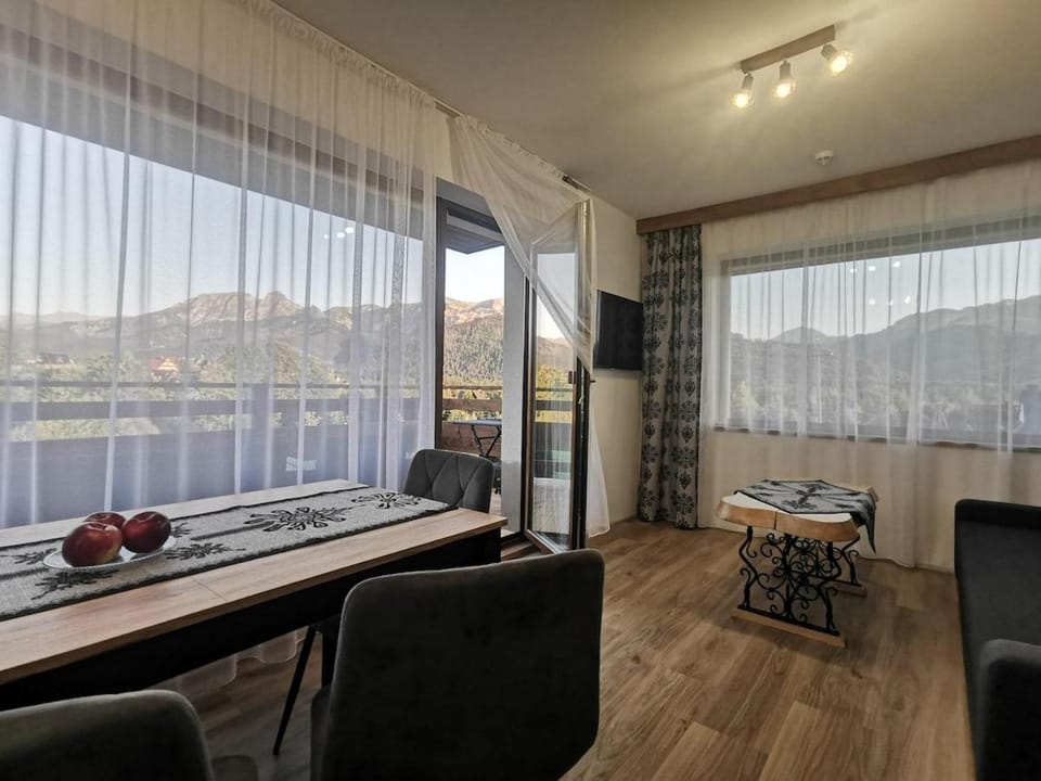 Living room, Seating area, Dining area, Mountain view