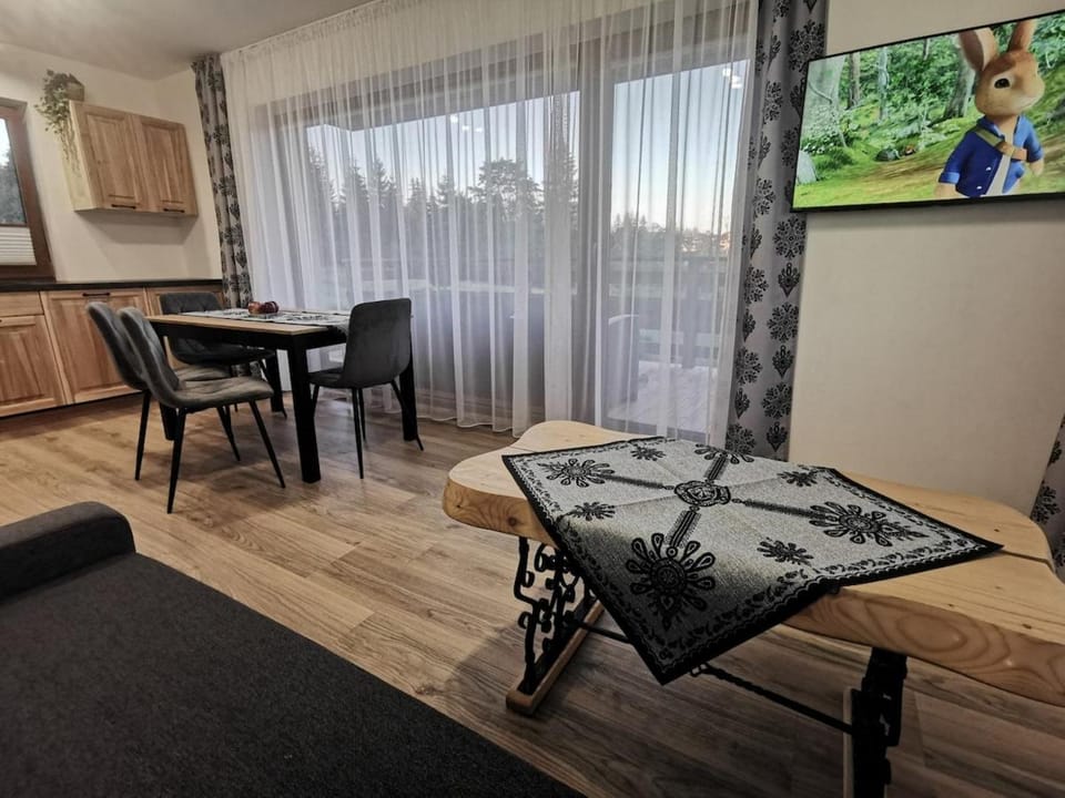 TV and multimedia, Kitchen or kitchenette, Living room, Seating area, Dining area