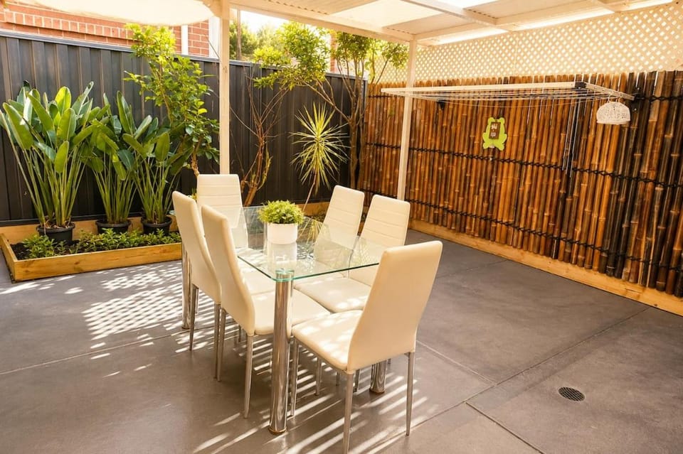 Bright Modern 3BR Home, Free Parking, Family House in Thomastown