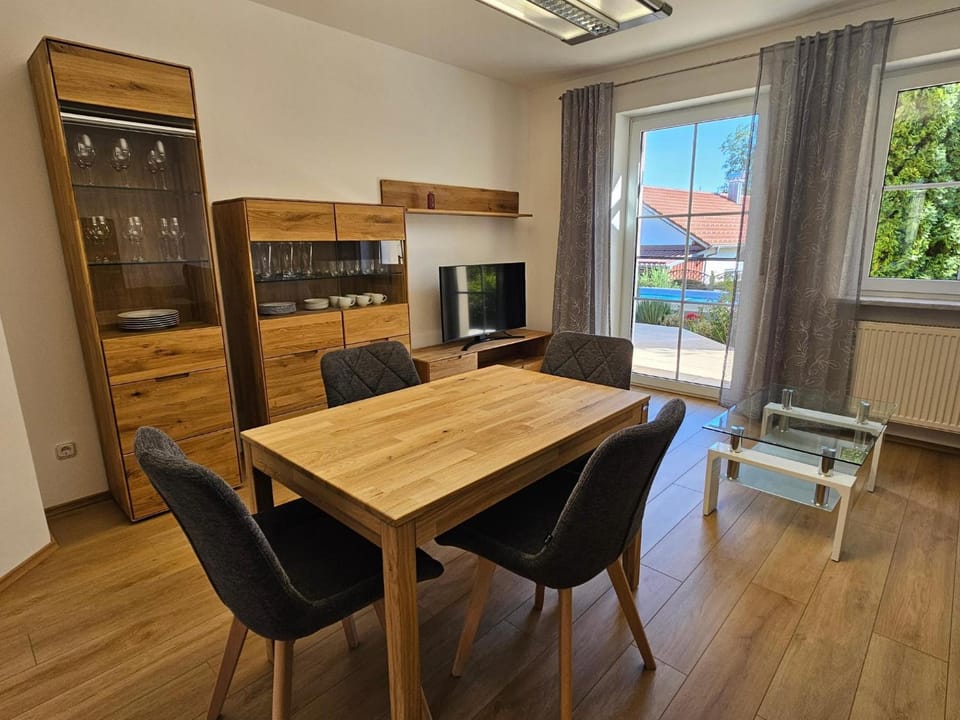 TV and multimedia, Living room, Seating area, Dining area