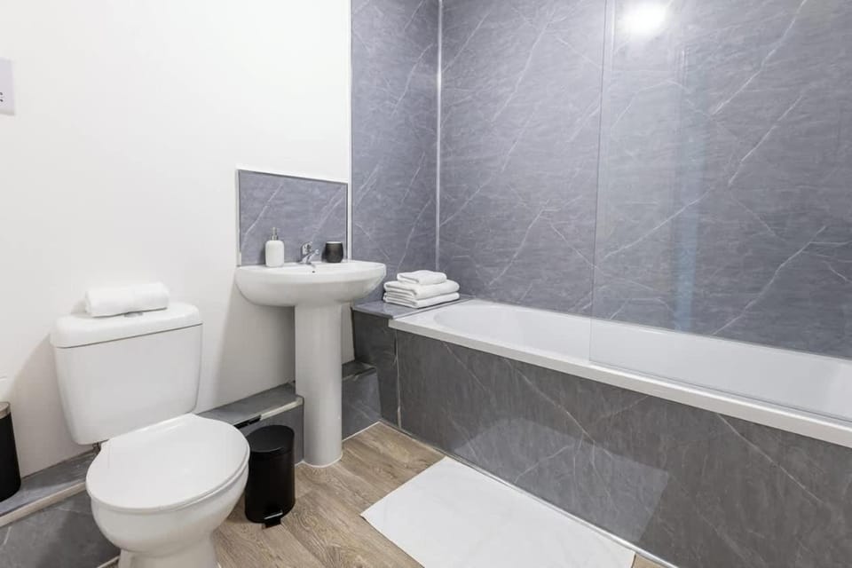 Modern 2BR Sea View Flat on the Harbour Apartment in Copeland District