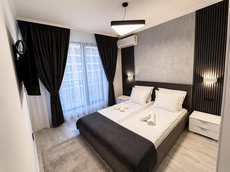 Bed, TV and multimedia, Photo of the whole room, Bedroom, towels, air conditioner