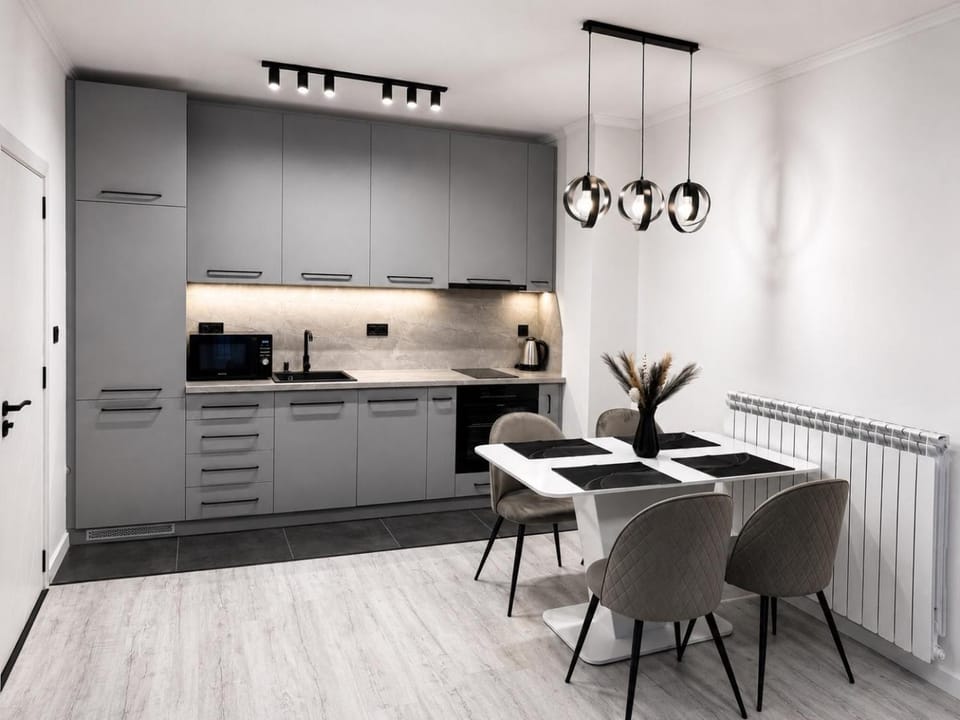 Coffee/tea facilities, Kitchen or kitchenette, Dining area, stove
