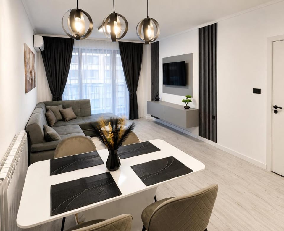Bed, TV and multimedia, Living room, Photo of the whole room, Seating area, Evening entertainment