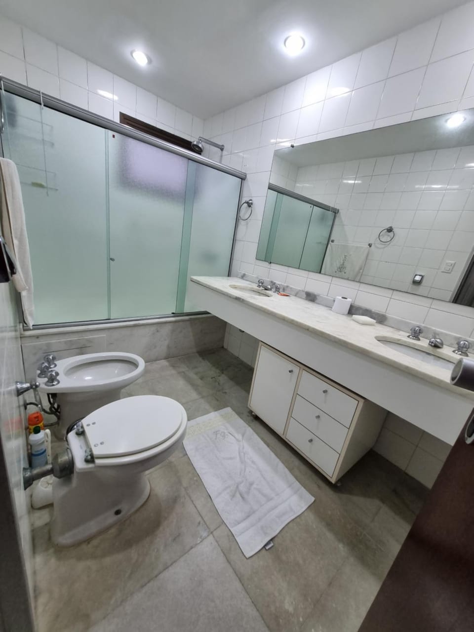 Shower, Toilet, Bathroom, Bath, bidet, towels