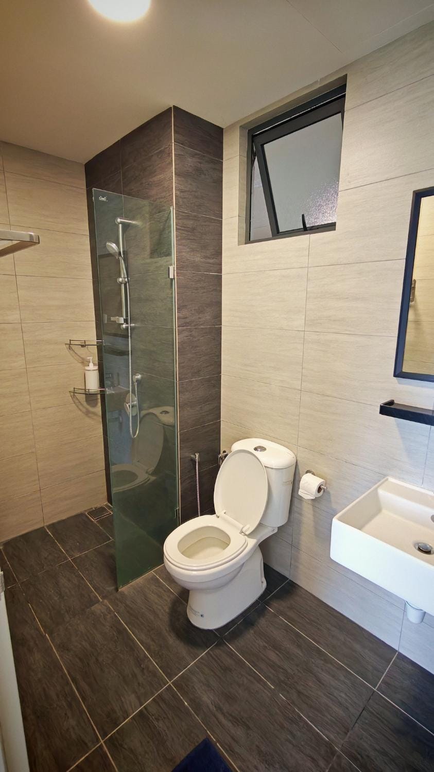 Suria Garden Master Room - Private Toilet Bathroom - Living Room Shared Vacation rental in Subang Jaya