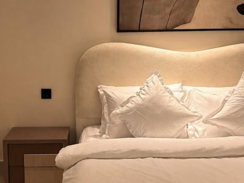 Bed, Living room, Photo of the whole room, Seating area, Bedroom