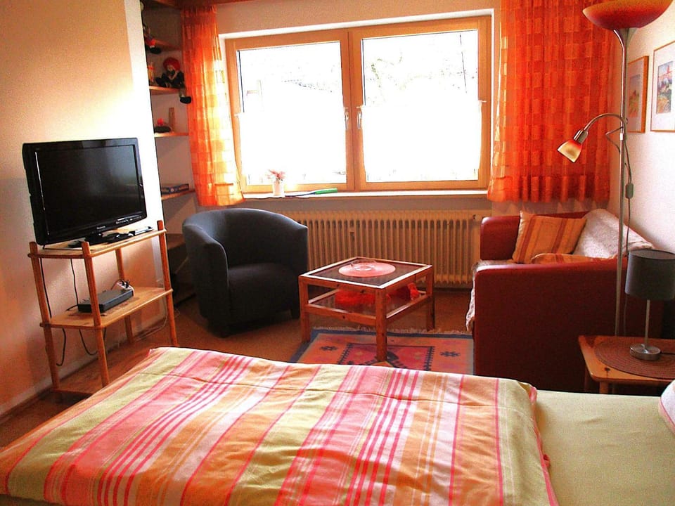 TV and multimedia, Seating area, Bedroom