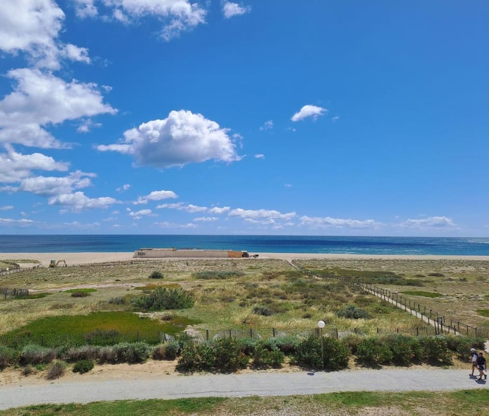 Vue mer, lever de soleil - Plage à 50 m - Parking Apartment in Le Barcarès