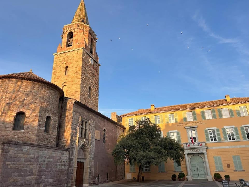 Omnia Charming 2 bed and AirCon in historic Frejus Apartment in Fréjus