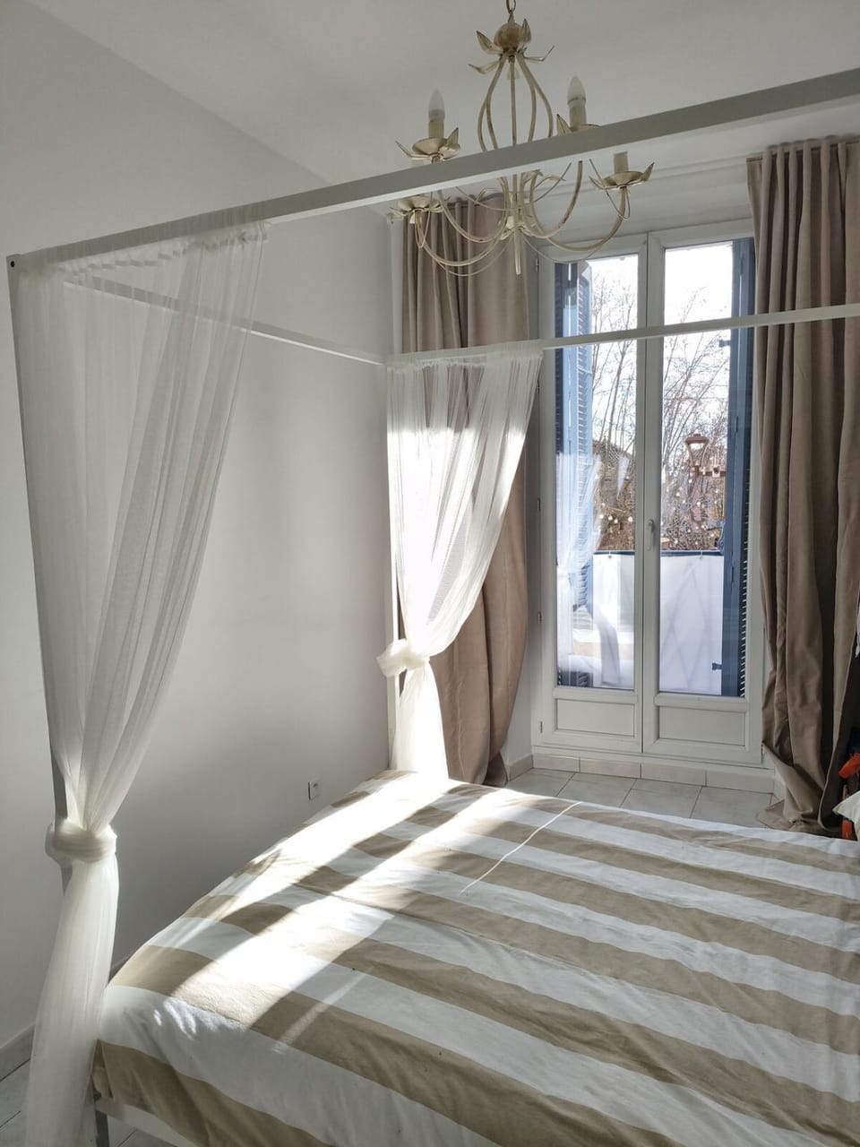 Omnia Charming 2 bed and AirCon in historic Frejus Apartment in Fréjus