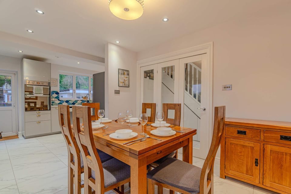 Spacious 3BR Home with Playroom & Free Parking House in Reading