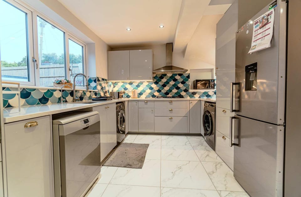 Spacious 3BR Home with Playroom & Free Parking House in Reading