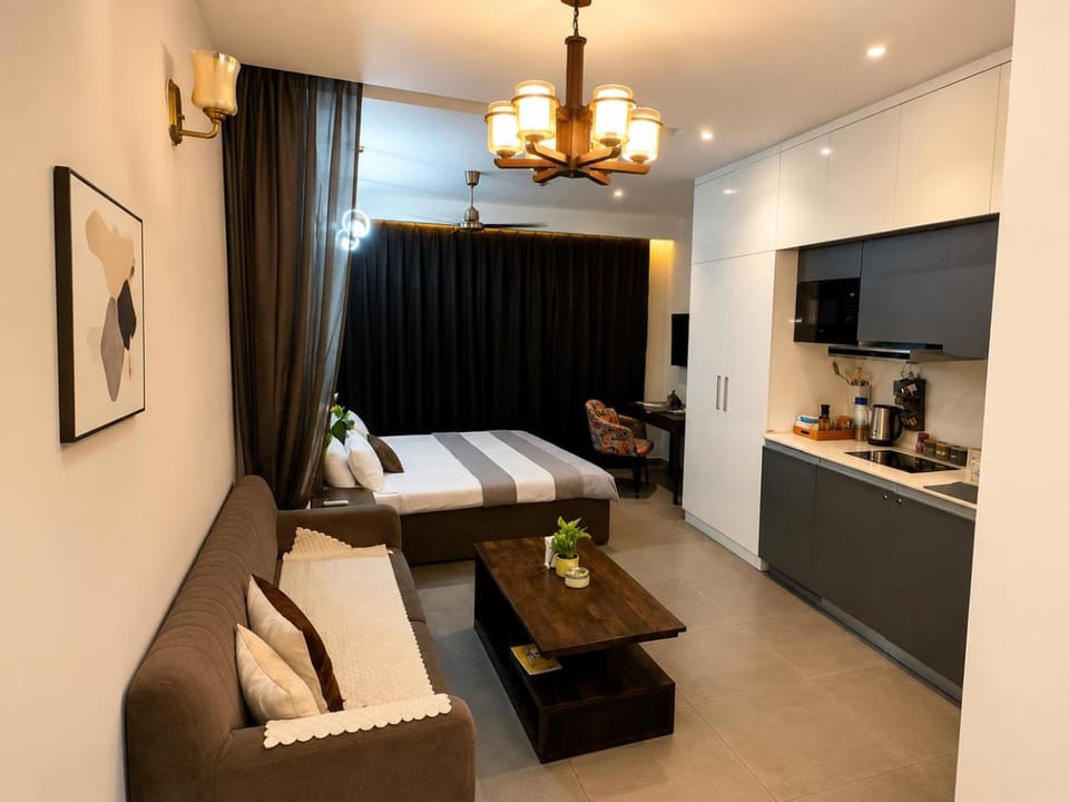 Cozy stay at 25th Floor Noida Sky view Apartment in Noida