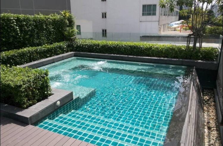 Day, Swimming pool