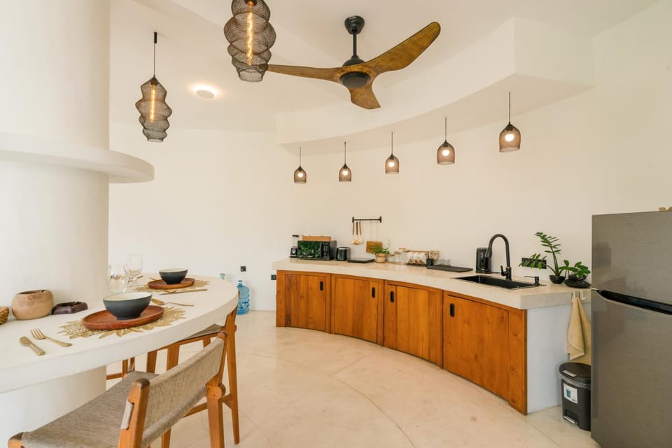 Kitchen or kitchenette, Dining area