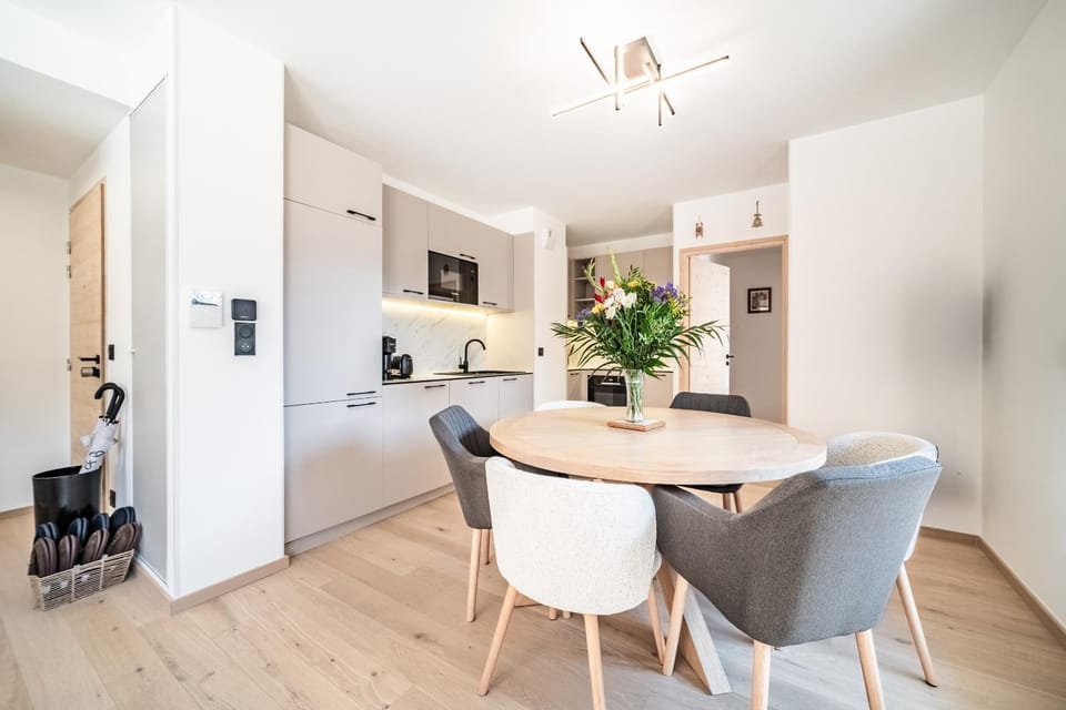 Coffee/tea facilities, Kitchen or kitchenette, Seating area, Dining area