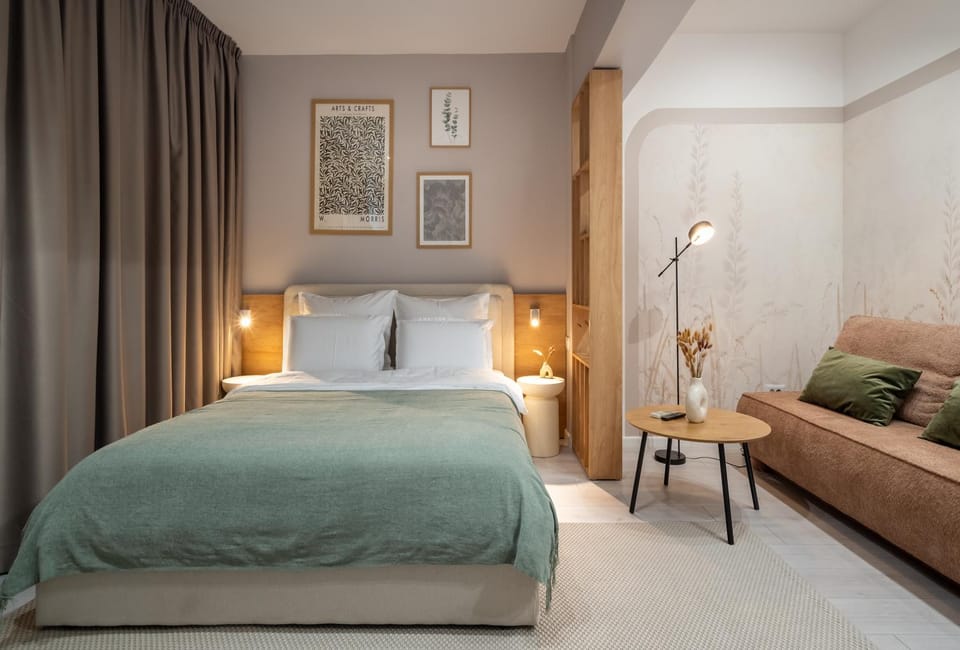 Bed, Photo of the whole room, Seating area, Bedroom