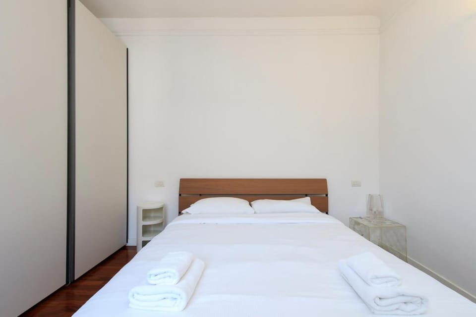 Xenia Milano - 2 room apt in Via Perugino 16 Apartment in Milan