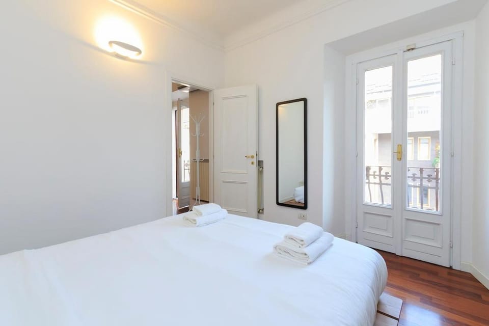 Xenia Milano - 2 room apt in Via Perugino 16 Apartment in Milan