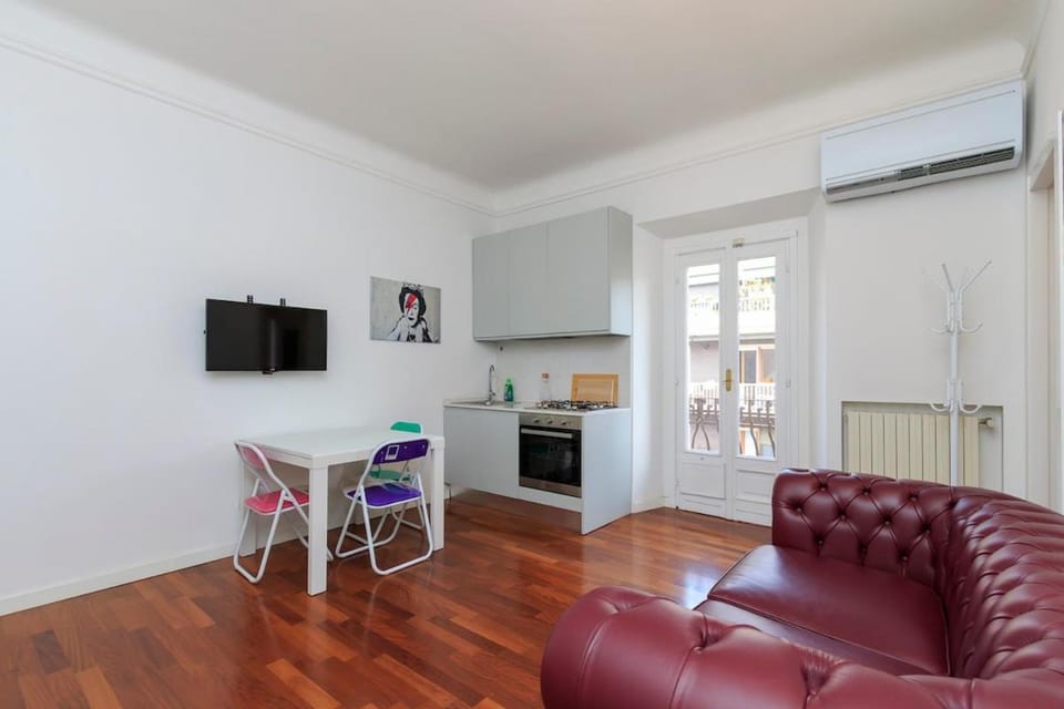 Xenia Milano - 2 room apt in Via Perugino 16 Apartment in Milan