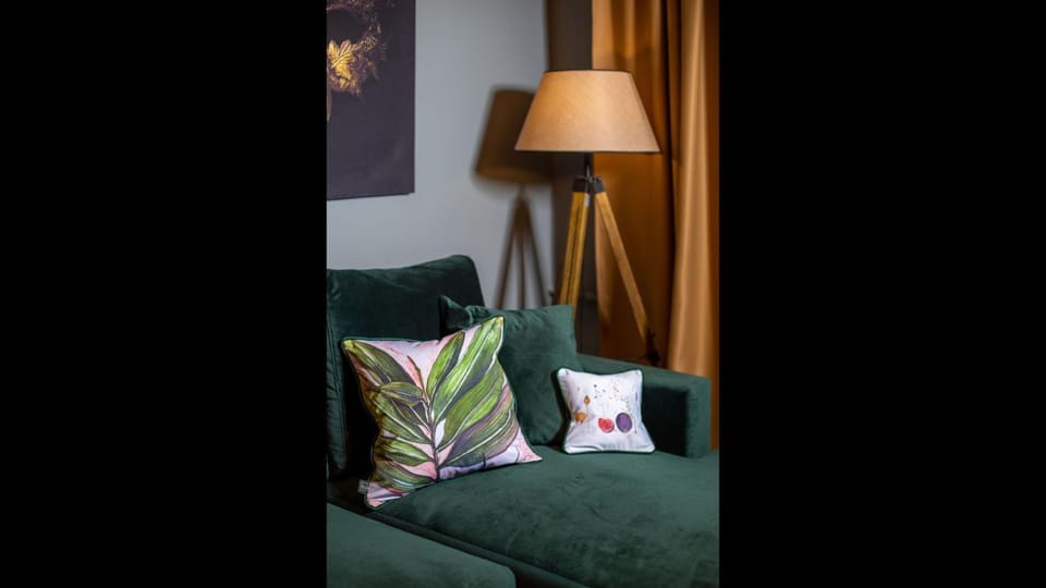 Golden Hour - One Bedroom - next to Cismigiu Park and Victoria Avenue Apartment in Bucharest