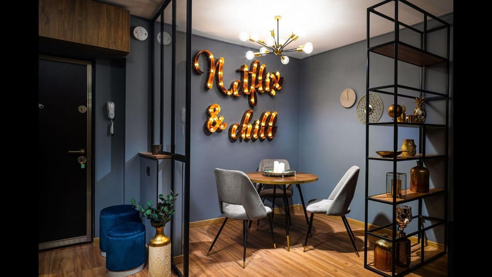 Golden Hour - One Bedroom - next to Cismigiu Park and Victoria Avenue Apartment in Bucharest